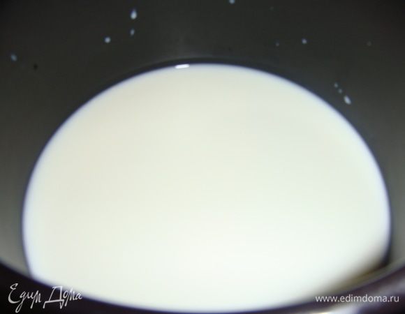Молоко и воду влить в сотейник, довести до кипения. Немного посолить.