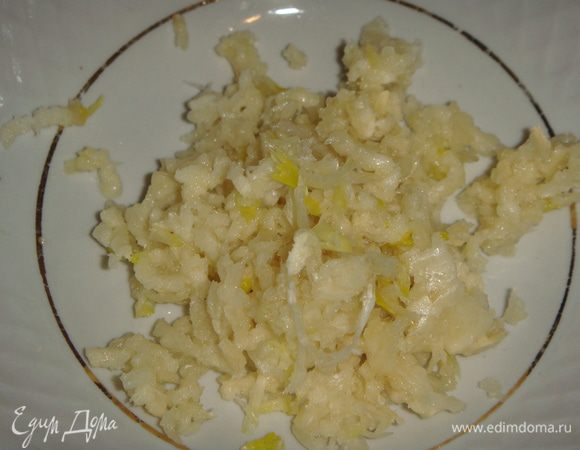 Чеснок пропустить через пресс и выложить в молоко, варить 2 минуты и выключить.