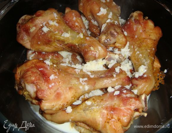 Полить молочно-чесночным соусом и поставить в духовку на 5 минут. Блюдо подавать горячим с картофельным пюре. Приятного аппетита!