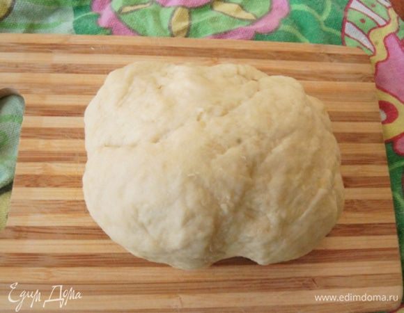 Вымесить до гладкого состояния, при необходимости добавить воду или муку. Оставить тесто на столе под пищевой пленкой на 20 минут.