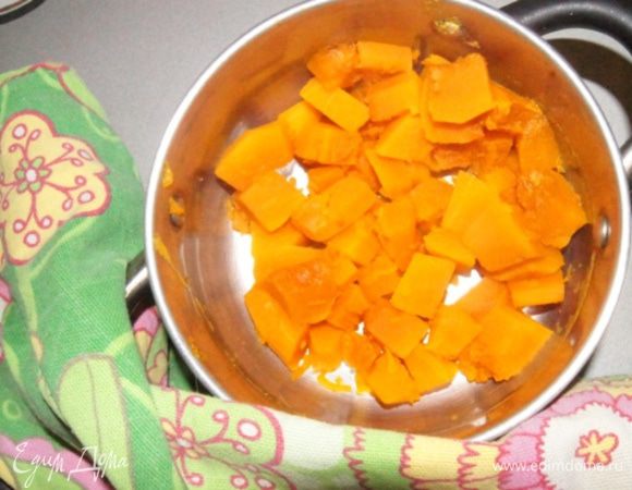 Приготовить начинку. Тыкву заранее  отварить до готовности и размять в пюре.