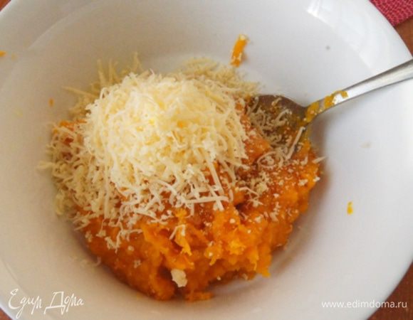 Добавить тертый сыр, цедру апельсина, молотый имбирь и ванильный сахар. Можно использовать апельсиновую карамель в мельничке, как у меня, тогда сахар можно не добавлять. Все перемешать.