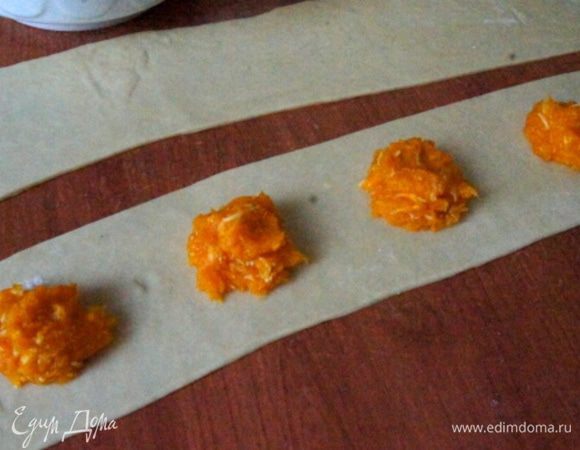 На одинаковом расстоянии разместить одинаковое количество начинки.