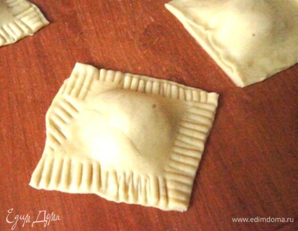 Отварить равиоли с пряной тыквой в кипящей подсоленной воде в течение 5 минут. Сверху  сбрызнуть тыквенным маслом от Biolio, присыпать  тертым сыром и цедрой апельсина.