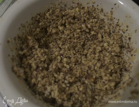 Сначала приготовим мягкий грильяж.  Для этого в чашу или кастрюлю выложить мед и сахар. Поставить на плиту, греть до полного растворения сахара. Орехи измельчить в блендере и всыпать в горячий сироп. Быстро перемешать.