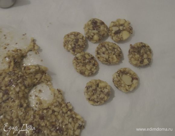 Из готового грильяжа вырезать маленькие кружочки с помощью выемки.
