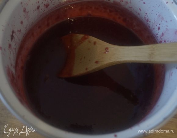 Вишню выложить в кастрюлю, добавить крахмал и сахар. Отдельно замочить желатин в небольшом количестве воды. Измельчить массу блендером и варить до загустения. Снять с огня. В горячую массу выложить набухший желатин и растворить его.
