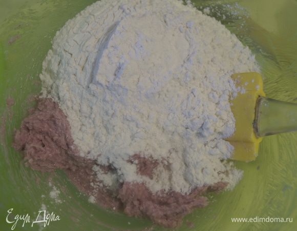 Для кракелюра соединить сахар и масло. Хорошо растереть. Если будете делать с красителем, то добавить его на этом этапе. Если вы противник красителей, то можно делать без него или добавить какао-порошок. После этого добавить муку и хорошо растереть до полного соединения масс.
