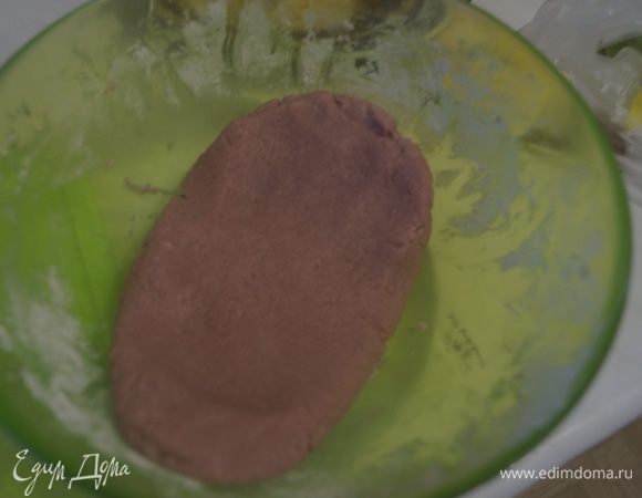 Из массы сформировать брусок толщиной около 1 — 2 см. Завернуть в пленку и убрать в холодильник минимум на 1 час.
