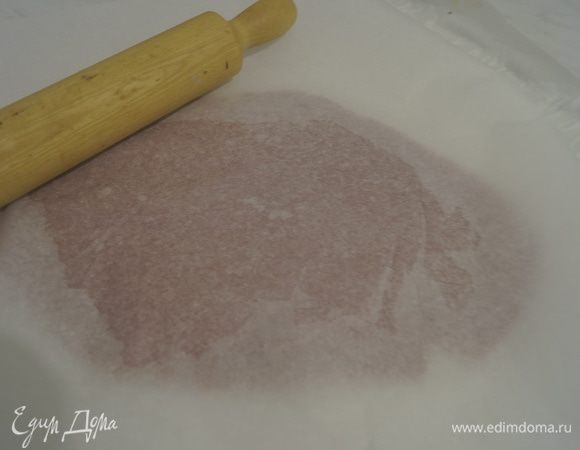 После того, как кракелюр отлежится, выложить его на пергамент и накрыть вторым слоем. 
Раскатать в тонкий пласт толщиной примерно 2 — 3 мм. Убрать в морозилку до применения.
