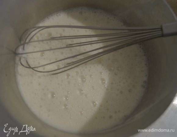 Для крема: молоко налить в кастрюлю и довести до кипения. Снять с огня.

