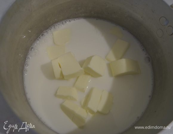 Для заварного теста: соединить в кастрюле молоко и воду, добавить сливочное масло, соль и сахар, поставить на огонь и довести до кипения.
