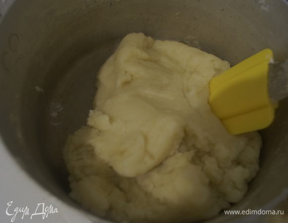 Всыпать муку и быстро мешать лопаткой, пока масса не станет отходить от стенок. 
Проварить пару минут и убрать с огня.
