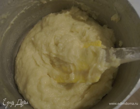 Как только тесто остынет до комнатной температуры, добавить в него яйца по одному, каждый раз хорошо перемешивая до однородной массы.
