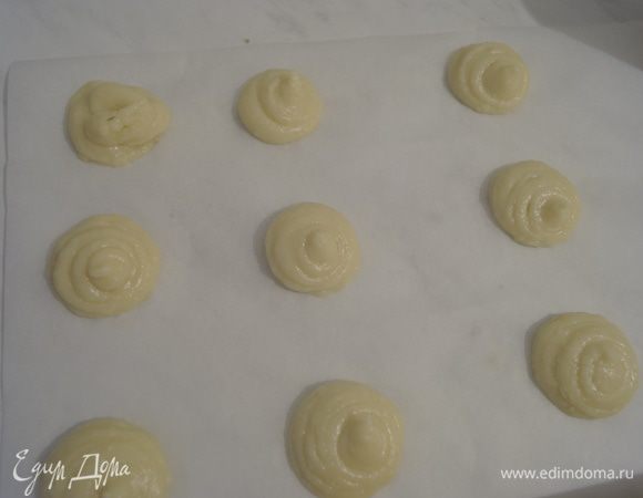 Готовое тесто переложить в кондитерский мешок и отсадить на пергамент небольшие заварные.
