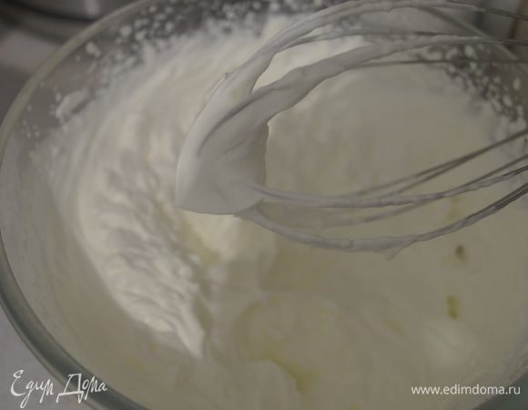 Для крема взбить сливки в крепкую массу.
