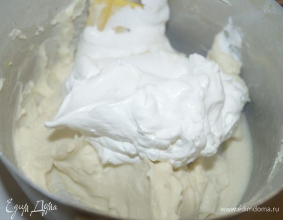 Соединить взбитые сливки с охлажденным заварным кремом до однородной массы. 
Крем держать в холодильнике.
