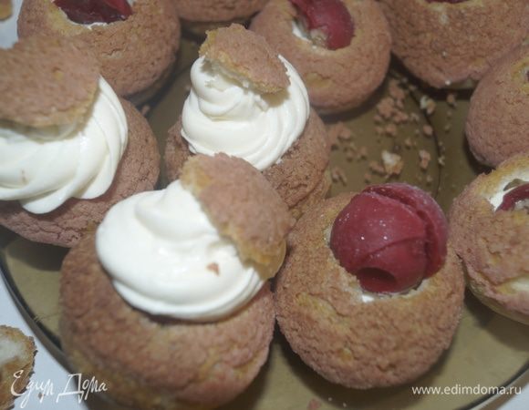 У готовых «Шу» срезать крышечки, выдавить вниз немного сливочного крема и выложить конфи. Сверху выдавить «шапочку» из крема и накрыть крышечкой. Хранить до подачи в холодильнике.
