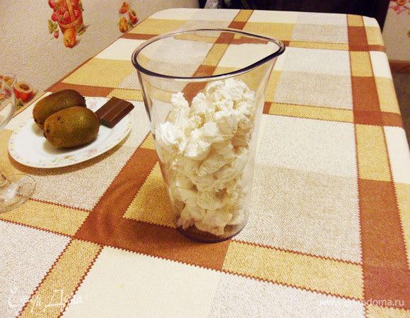 Зефир поломать на кусочки.