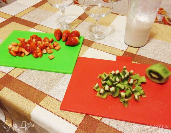 Киви и клубнику почистить, помыть и нарезать кубиками.