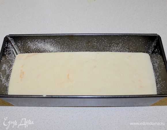 Переложить тесто в форму, смазанную маслом и присыпанную манкой.