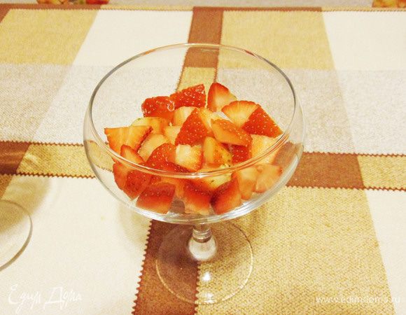 В креманку выложить клубнику в один слой.