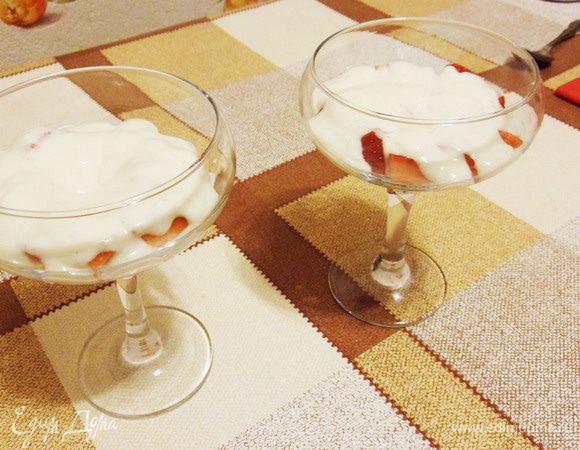 Полить кремом, полностью прикрывая клубнику.