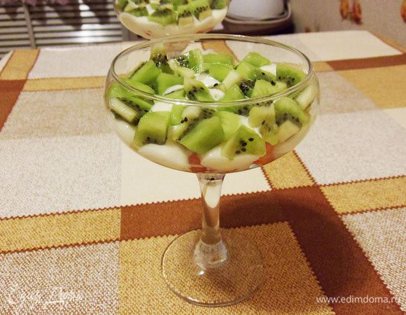 Сверху выложить киви в один слой.