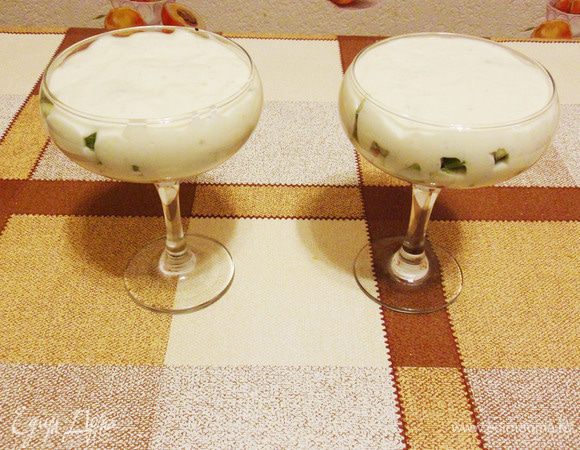 Полить кремом, полностью закрыв киви.