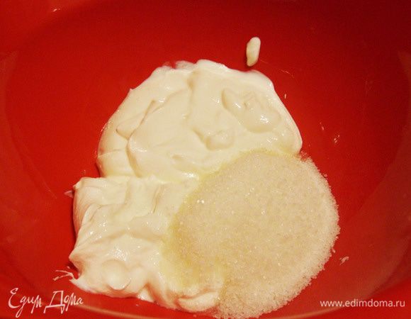 Мягкий творог, сметану, 70 граммов сахара, ванильный сахар положить в емкость для взбивания.