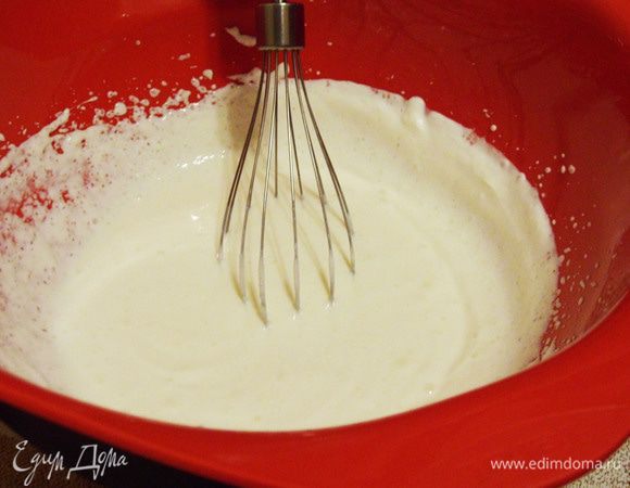 Тщательно взбить в однородную кремовую массу. В ней не должно быть ни крупинок сахара, ни творога.