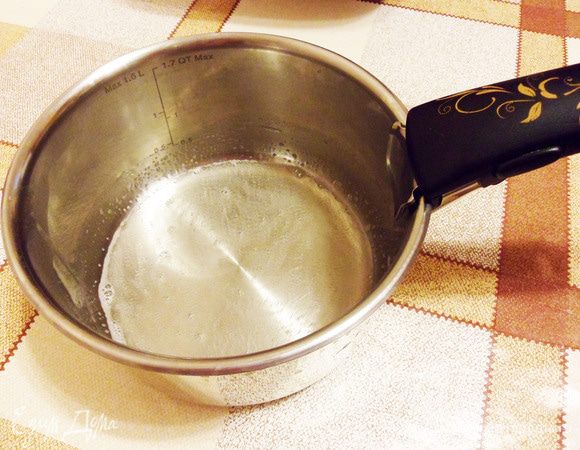 Желатин (у меня быстрорастворимый) залить 50 мл воды, подогреть до 40 — 50°С. Помешивать, желатин должен полностью раствориться. Остудить.