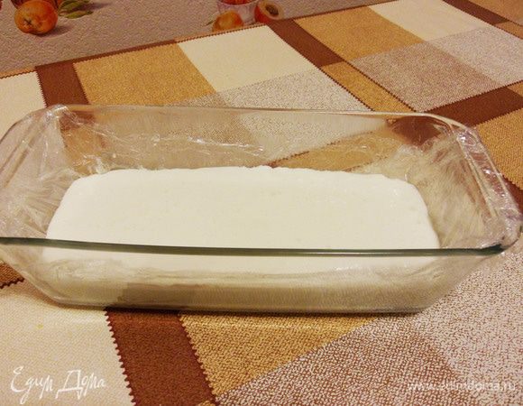 Вылить в форму творожную массу, поставить в холодильник на 4 — 5 часов (я оставила на ночь).