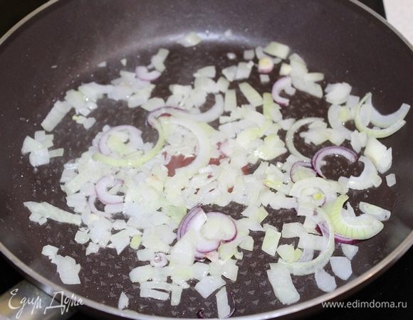 Лук мелко порезать и обжарить до прозрачности.