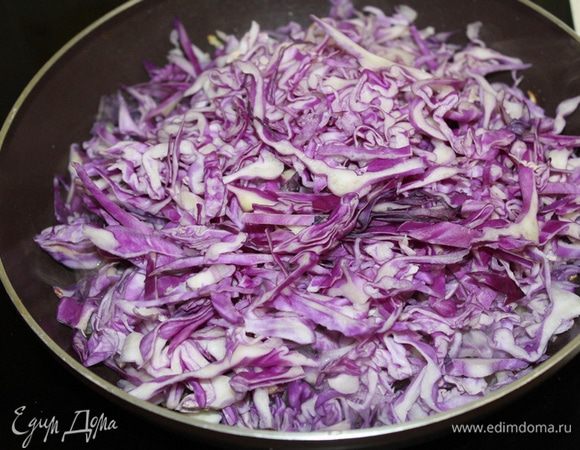 Добавить нашинкованную капусту, потушить 3 — 4 минуты.