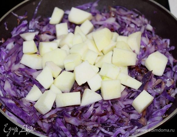 Крепкое зеленое яблоко почистить, порезать кубиками, обжарить вместе с капустой около 2 — 3 минут.