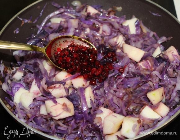 Добавить брусничный соус 2 ст. л. (есть готовые соусы в продаже, можно приготовить самим, рецепты есть на сайте) и обжаривать около 5 минут. За 5 минут до готовности добавить уксус.