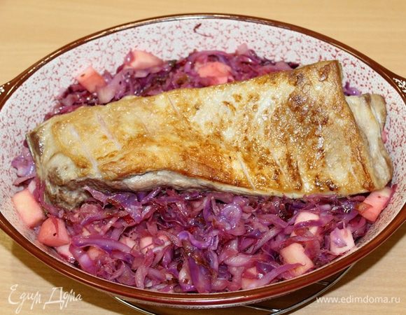 Свинину отдельно запечь в духовке, либо можно пожарить и выложить на капусту, отправить в духовку на 10 — 15 минут при 180°С.