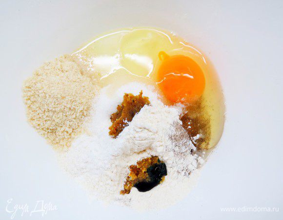 Готовим фисташковый бисквит. В миску просеять муку, соль и разрыхлитель. Добавить сахар, ванильный сахар, миндальную муку, затем яйцо, фисташковую пасту и тщательно перемешать все венчиком до однородной массы. Я дополнительно капнула 1 каплю зеленого красителя. 