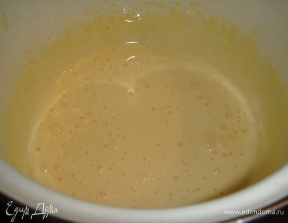 Продукты для бисквита разделить пополам, т.к. будем выпекать два коржа. Белки отделить от желтков, 4 желтка взбить с 60 г сахара, до воздушной массы. 