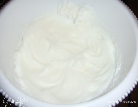 4 белка взбить с щепоткой соли до устойчивых пиков.