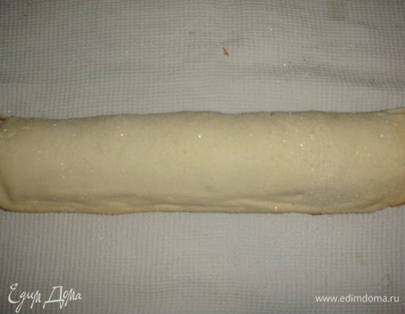 Быстро свернуть в рулет и оставить остывать.