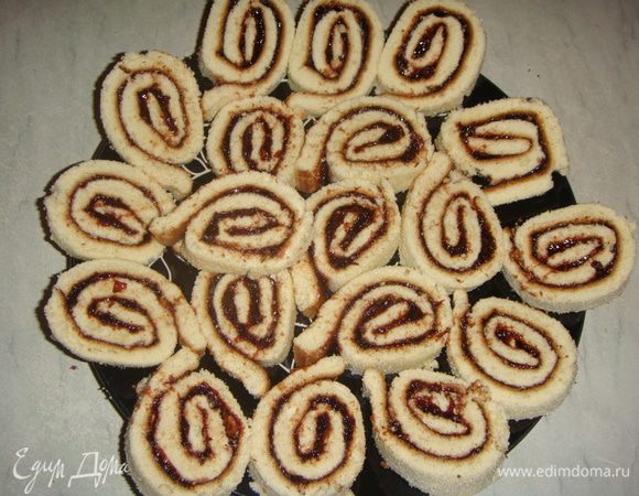 Рулет нарезать кусочками толщиной 1 — 1,5 см.