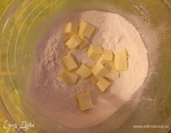 Начинка (хориз): Смешать в миске сахар, муку, ванильный сахар и холодное сливочное масло.