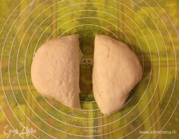 Духовку нагреть до 180°С. Тесто разделить на 2 части.