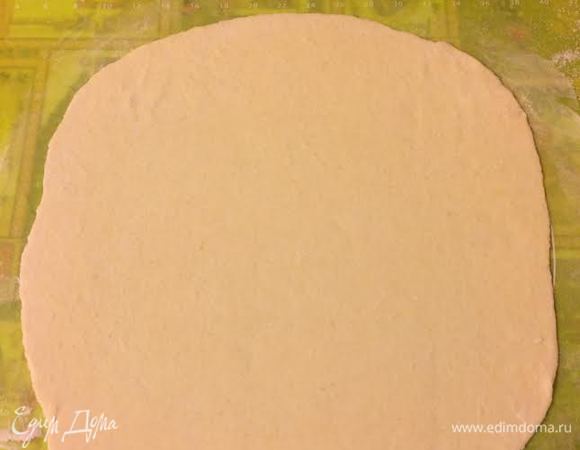 Раскатать тонко тесто.
