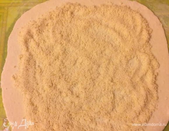 Выложить на тесто 1/2 части начинки.