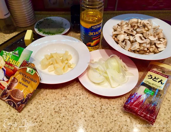 Так как суп готовится очень быстро, предлагаю начать с подготовки всего необходимого: чистим картофель и нарезаем небольшими брусочками, трем морковь на терке, режем помытые шампиньоны, режем зелень. Лук чистим и нарезаем перьями.