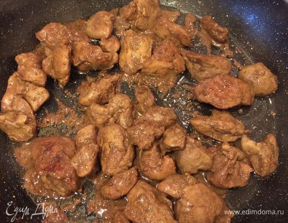 В сковороде с толстым дном обжарить печень (под крышкой) до готовности.
