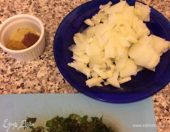 Лук крупно нарезать.